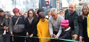 Mayor Rahm Emanuel and Alderman Harry Osterman cut the ribbon to celebrate the refurbished D'Elia Playlot Park in the Edgewater. (Chicago Park District photo) 