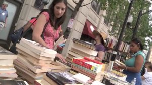 Customers look for literary treasures at Printers Row Lit Fest in Chicago. (Courtesy Printers Row Lit Fest) 