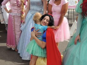 Kylie Killam gets a hug from Snow White of Once Upon a Dream Performances at Rockford City Market. (Photo by Lynne Conner/for Chronicle Media)