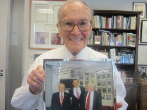 Newton Minow holds a photo show (from left) Minow, President Barack Obama and Abner Mikva. (Photo by George Castle) 