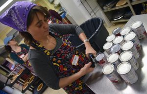 Liliana Zapp of Deerfield prepares the cranberry sauce on Nov. 23, 2016 at the Thanksgiving-themed soup kitchen at Beth Emet The Free Synagogue in Evanston, 1224 Dempster St. On far left is Brenda Weis of Winnetka. (Photo by Karie Angell Luc/for Chronicle Media) 