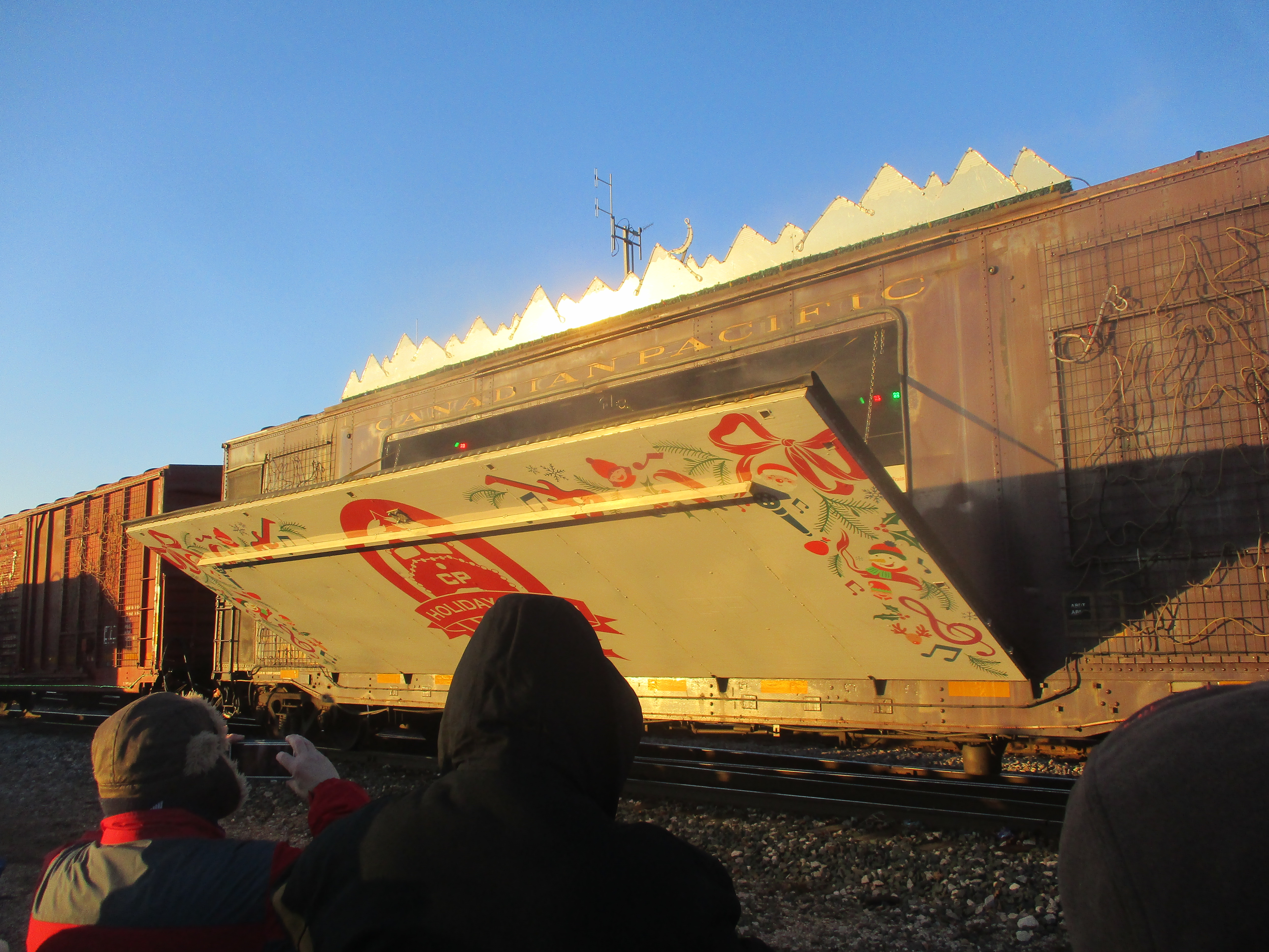Canadian Pacific Holiday Train brings music, donations to Bensenville