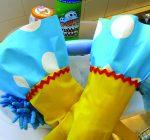 CREATIVE FAMILY FUN: Make cheap and sweet “glam” cleaning gloves