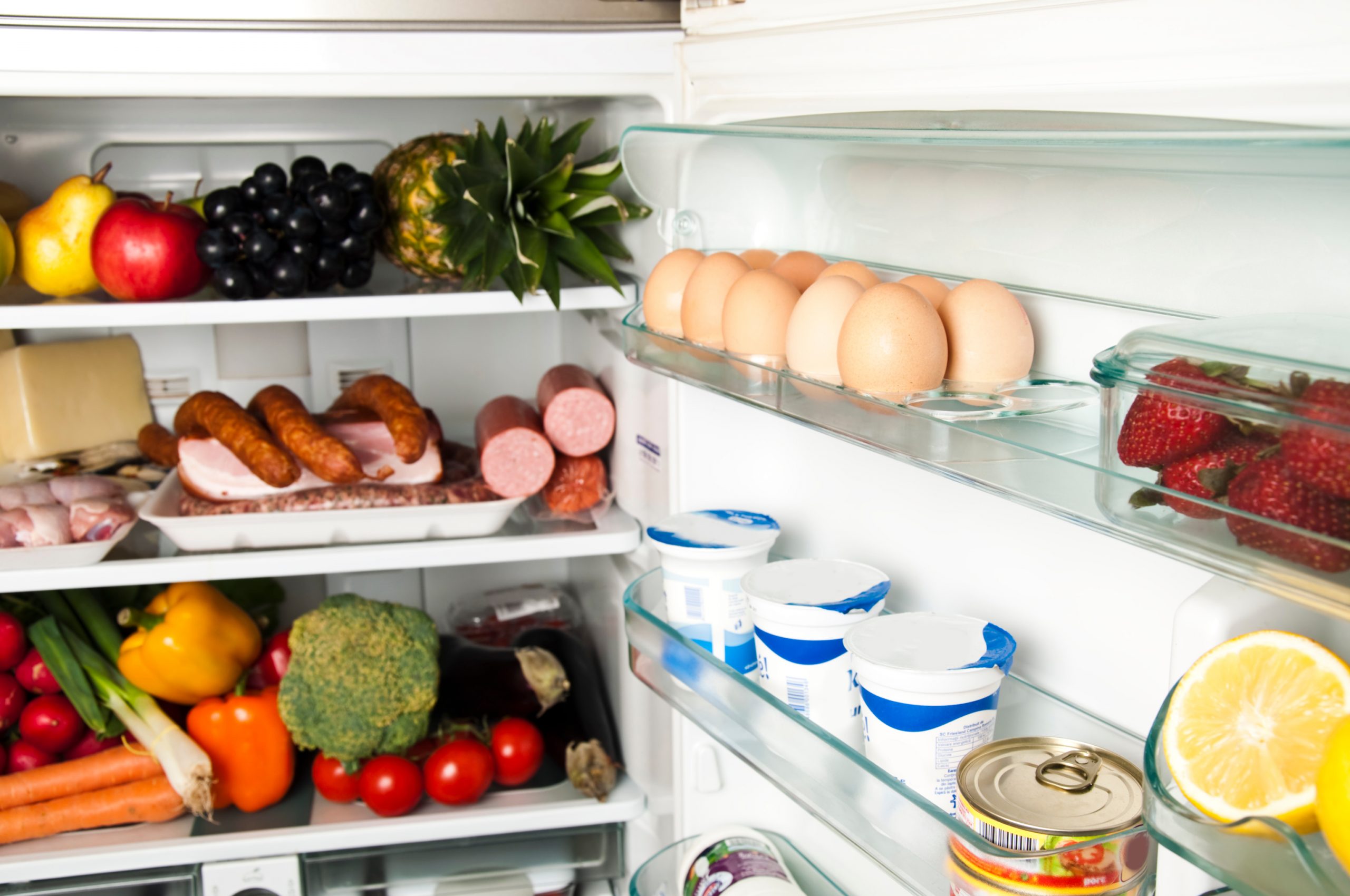 Где находится продуктовый. Холодильник с продуктами. Полный холодильник продуктов. Холодильник с едой. Хранение продуктов в холодильнике.